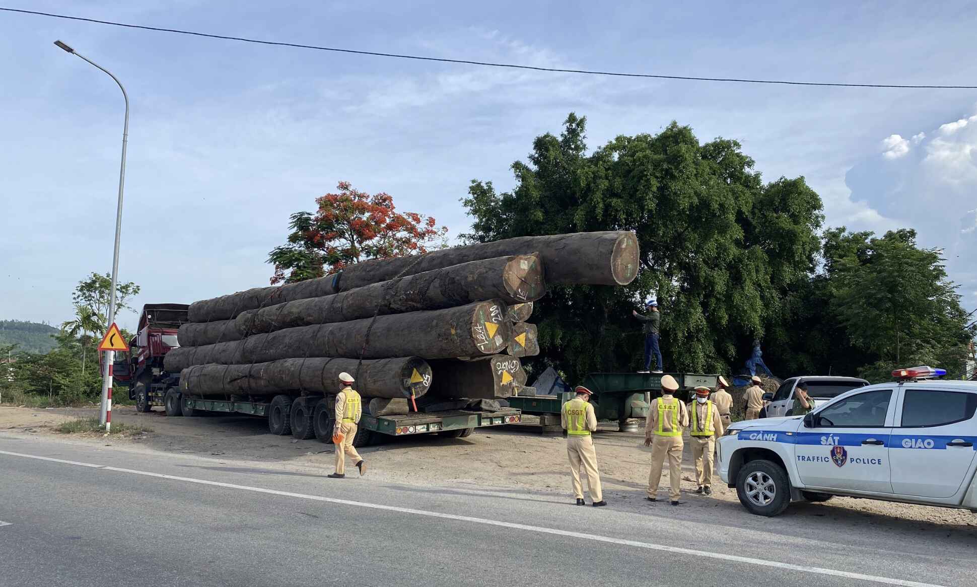 mức phạt quá tải xe chở hàng vượt quá trọng lượng cho phép