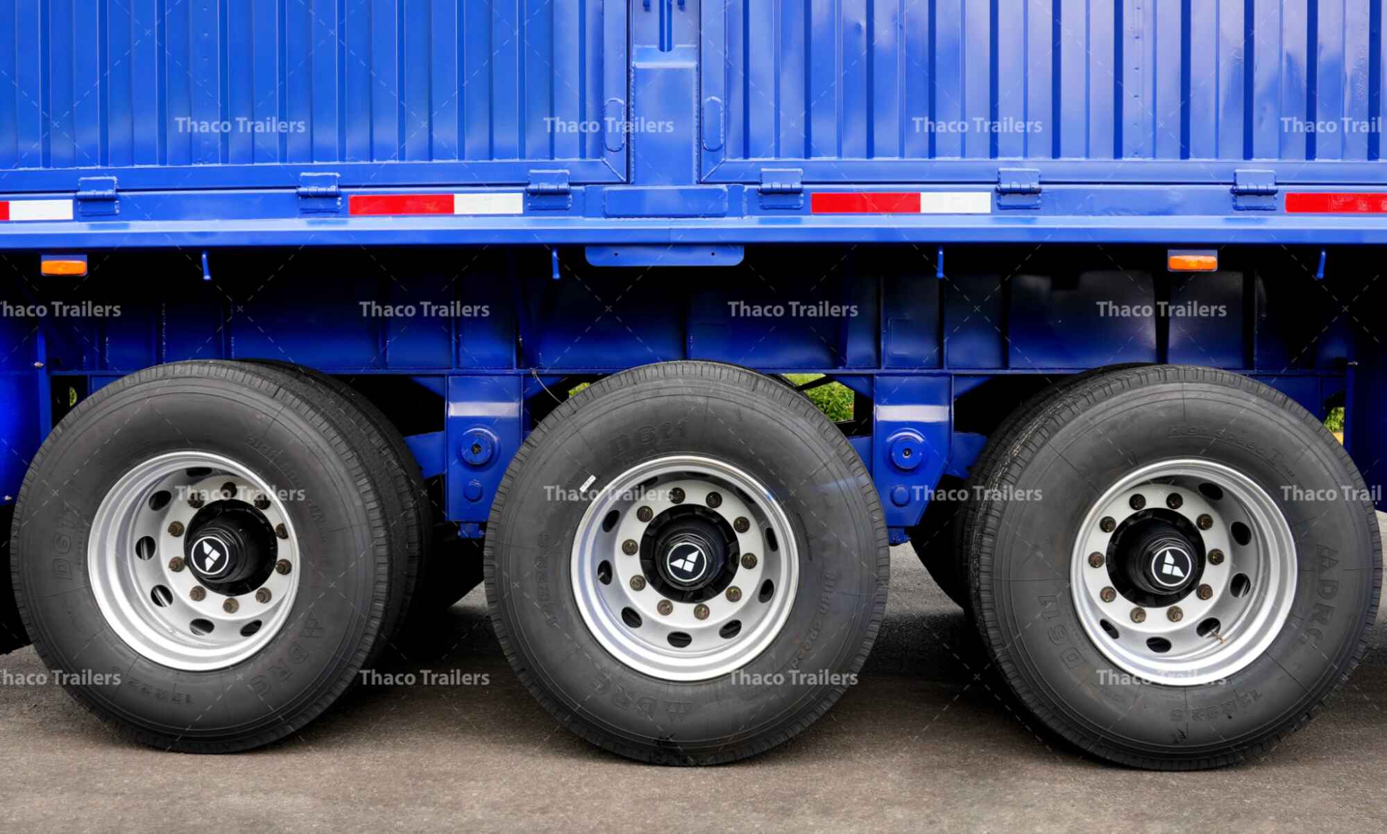 Sơ mi rơ moóc tải mui bạt Thaco Trailers sử dụng lốp có khả năng chịu tải lớn Sơ mi rơ moóc tải mui bạt Thaco Trailers sử dụng lốp có khả năng chịu tải lớn