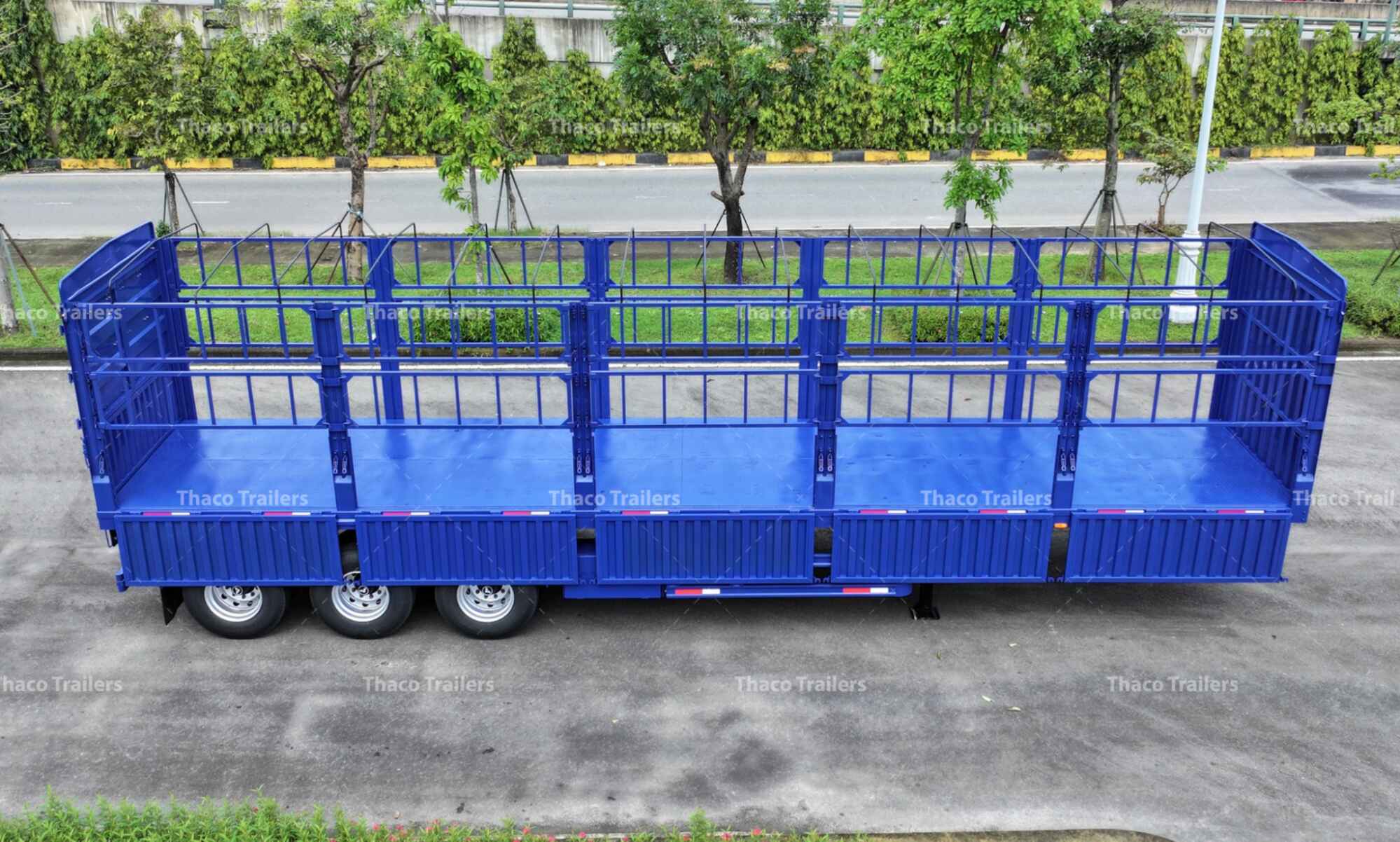 Sơ mi rơ moóc tải mui bạt Thaco Trailers có tải trọng cao Thiết kế thùng lớn giúp sơ mi rơ moóc đáp ứng nhu cầu vận chuyển hàng hóa nặng